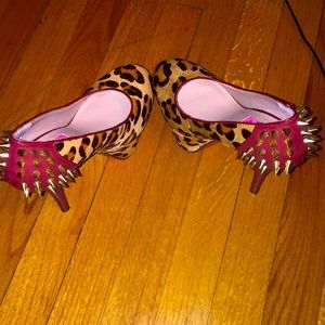 Wild 😜 leopard 🐆 print spiked pumps
